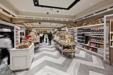 Dossier de presse | 846-21 - Communiqué de presse | Le style raffiné des épiceries fine Pusateri’s - Céragrès - Architecture commerciale - L'épicerie fine Pusateri’s&nbsp;- Saks Food Hall CF Sherway Gardens - Crédit photo : Philip Castleton