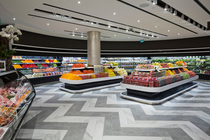 Dossier de presse | 846-21 - Communiqué de presse | Le style raffiné des épiceries fine Pusateri’s - Céragrès - Architecture commerciale - L'épicerie fine Pusateri’s&nbsp;- Saks Food Hall CF Sherway Gardens - Crédit photo : Philip Castleton