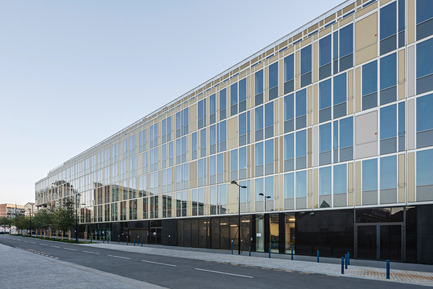 Dossier de presse | 1008-04 - Communiqué de presse | Siège social Veolia - Dietmar Feichtinger Architectes - Architecture commerciale - Façade Nord - Crédit photo : Hertha Hurnaus