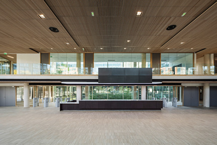Dossier de presse | 1008-04 - Communiqué de presse | Siège social Veolia - Dietmar Feichtinger Architectes - Architecture commerciale - Hall d'accueil entrée principale - Crédit photo : Hertha Hurnaus