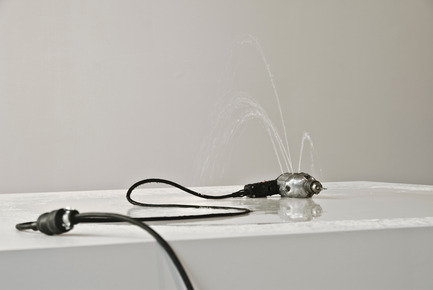 Press kit | 701-10 - Press release | Michel de Broin and Eve Sussman at the MAC - Musée d'art contemporain de Montréal (MAC) - Event + Exhibition - Bleed, 2009Michel de BroinPerceuse électrique,pompe, eau78 × 122 × 122 cmCollection Giverny Capital - Photo credit: Michel de Broin