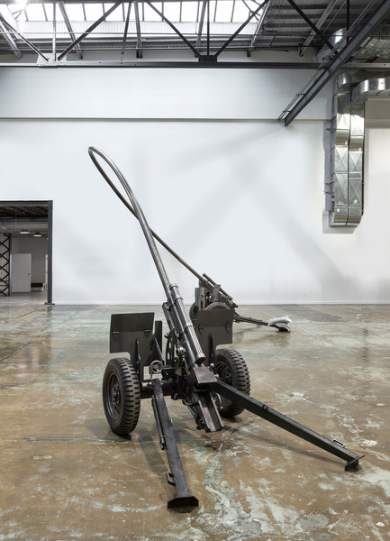 Press kit | 701-10 - Press release | Michel de Broin and Eve Sussman at the MAC - Musée d'art contemporain de Montréal (MAC) - Event + Exhibition - Blowback, 2013Michel de BroinAcier10 × 4 × 4 mAvec l’aimable permission de laGalerie Division, Montréal  - Photo credit: Guy L'heureux
