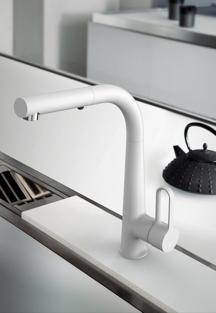 Dossier de presse | 2555-01 - Communiqué de presse | Skinny: Contemporary Design, Innovation and Best Functionality for a Daily Use - FIMA Carlo Frattini - Design industriel - In the image, the kitchen mixer in white matt finish. Skinny is the new mixer of FIMA Kitchen Division, designed by Meneghello Paolelli Associati, characterized by a minimalist style joining its contemporary design, innovation and best functionality for a daily use. The product won the “Red Dot Award: Product Design 2017”. - Crédit photo : FIMA Carlo Frattini