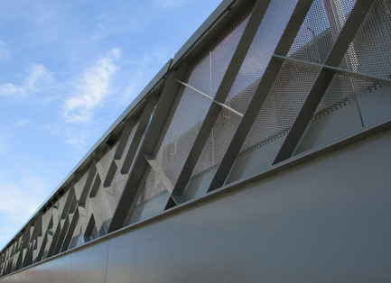 Dossier de presse | 2366-01 - Communiqué de presse | Un nouveau viaduc pour le Campus MIL de l’Université de Montréal - civiliti - Design urbain - Détail du parapet est - Crédit photo : civiliti