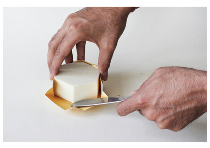 Dossier de presse | 2472-01 - Communiqué de presse | Award Winning Product Package Design: Butter gram - Axiom Consulting - Produit - Usability - Ease of scraping butter - Crédit photo : Team Axiom
