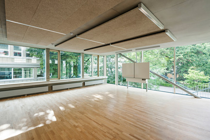 Dossier de presse | 1008-05 - Communiqué de presse | Extension du Lycée Français et rénovation du Studio Molière - Dietmar Feichtinger Architectes - Évènement + Exposition - Salle de classe - Crédit photo : Hertha Hurnaus