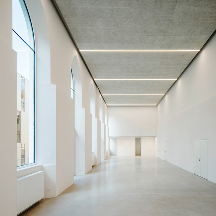 Dossier de presse | 1008-05 - Communiqué de presse | Extension du Lycée Français et rénovation du Studio Molière - Dietmar Feichtinger Architectes - Évènement + Exposition - Foyer - Crédit photo : Hertha Hurnaus