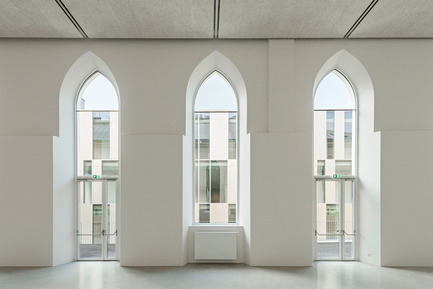Dossier de presse | 1008-05 - Communiqué de presse | Extension du Lycée Français et rénovation du Studio Molière - Dietmar Feichtinger Architectes - Évènement + Exposition - Foyer - Crédit photo : Hertha Hurnaus