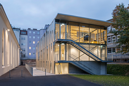 Dossier de presse | 1008-05 - Communiqué de presse | Extension du Lycée Français et rénovation du Studio Molière - Dietmar Feichtinger Architectes - Évènement + Exposition - Extension du Lycée Français - Crédit photo : Hertha Hurnaus