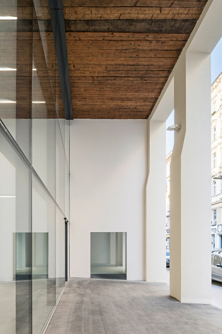 Dossier de presse | 1008-05 - Communiqué de presse | Extension du Lycée Français et rénovation du Studio Molière - Dietmar Feichtinger Architectes - Évènement + Exposition - Détail de l'entrée - Crédit photo : Hertha Hurnaus