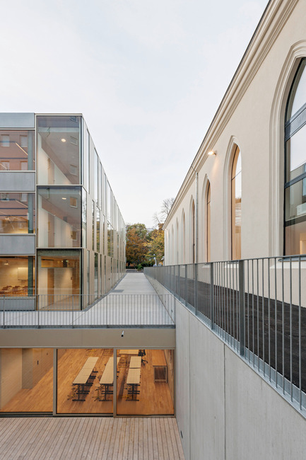 Dossier de presse | 1008-05 - Communiqué de presse | Extension du Lycée Français et rénovation du Studio Molière - Dietmar Feichtinger Architectes - Évènement + Exposition - Vue du Sud - entre les deux bâtiments - Crédit photo : Hertha Hurnaus