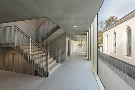 Dossier de presse | 1008-05 - Communiqué de presse | Extension du Lycée Français et rénovation du Studio Molière - Dietmar Feichtinger Architectes - Évènement + Exposition - Couloirs - Crédit photo : Hertha Hurnaus