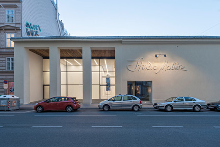 Dossier de presse | 1008-05 - Communiqué de presse | Extension du Lycée Français et rénovation du Studio Molière - Dietmar Feichtinger Architectes - Évènement + Exposition - Entrée Studio Molière - Crédit photo : Hertha Hurnaus