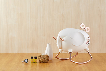 Dossier de presse | 2541-01 - Communiqué de presse | The Endangered - Trigger Design - Design industriel - The Endangered: Elephant<br>352(L) X 236(W) X 315(H) mm<br>ABS, Matte painted white ceramic finishing. Rose gold on aluminum<br>Scent: White Tea Fig by AllSense Scent Lab - Crédit photo : Cause &amp; Effect Studio
