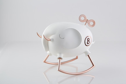 Dossier de presse | 2541-01 - Communiqué de presse | The Endangered - Trigger Design - Design industriel - The Endangered: Elephant<br>352(L) X 236(W) X 315(H) mm<br>ABS, Matte painted white ceramic finishing. Rose gold on aluminum<br>Scent: White Tea Fig by AllSense Scent Lab - Crédit photo : Cause &amp; Effect Studio