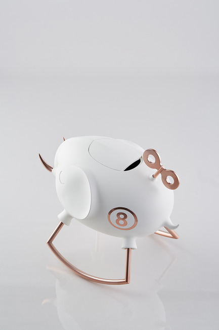 Dossier de presse | 2541-01 - Communiqué de presse | The Endangered - Trigger Design - Design industriel - The Endangered: Elephant<br>352(L) X 236(W) X 315(H) mm<br>ABS, Matte painted white ceramic finishing. Rose gold on aluminum<br>Scent: White Tea Fig by AllSense Scent Lab - Crédit photo : Cause &amp; Effect Studio