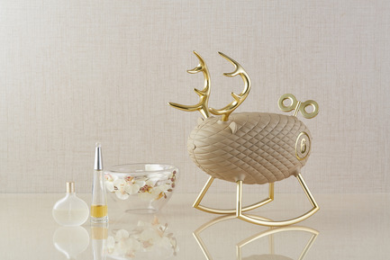 Dossier de presse | 2541-01 - Communiqué de presse | The Endangered - Trigger Design - Design industriel - The Endangered: Deer<br>356(L) X 202(W) X 385(H) mm<br>ABS, coated matte soft touch. Gold Chromed on aluminum<br>Scent: Green Clover by AllSense Scent Lab - Crédit photo : Cause &amp; Effect Studio