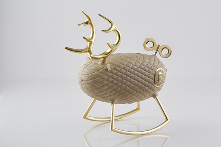 Dossier de presse | 2541-01 - Communiqué de presse | The Endangered - Trigger Design - Design industriel - The Endangered: Deer<br>356(L) X 202(W) X 385(H) mm<br>ABS, coated matte soft touch. Gold Chromed on aluminum<br>Scent: Green Clover by AllSense Scent Lab - Crédit photo : Cause &amp; Effect Studio