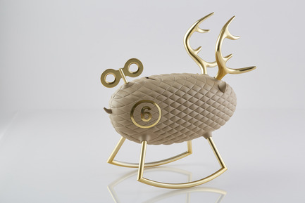 Dossier de presse | 2541-01 - Communiqué de presse | The Endangered - Trigger Design - Design industriel - The Endangered: Deer<br>356(L) X 202(W) X 385(H) mm<br>ABS, coated matte soft touch. Gold Chromed on aluminum<br>Scent: Green Clover by AllSense Scent Lab - Crédit photo : Cause &amp; Effect Studio