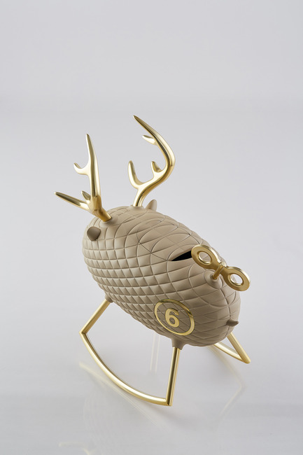 Dossier de presse | 2541-01 - Communiqué de presse | The Endangered - Trigger Design - Design industriel - The Endangered: Deer<br>356(L) X 202(W) X 385(H) mm<br>ABS, coated matte soft touch. Gold Chromed on aluminum<br>Scent: Green Clover by AllSense Scent Lab - Crédit photo : Cause &amp; Effect Studio