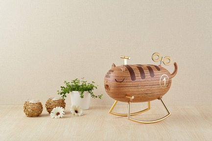 Dossier de presse | 2541-01 - Communiqué de presse | The Endangered - Trigger Design - Design industriel - The Endangered: Tiger<br>345(L) X 210(W) X 283(H) mm<br>Recycled Heveatech wood, matte. Chromed gold on aluminum<br>Scent: Zanzibar Mist by AllSense Scent Lab - Crédit photo : Cause &amp; Effect Studio
