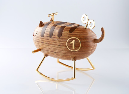 Dossier de presse | 2541-01 - Communiqué de presse | The Endangered - Trigger Design - Design industriel - The Endangered: Tiger<br>345(L) X 210(W) X 283(H) mm<br>Recycled Heveatech wood, matte. Chromed gold on aluminum<br>Scent: Zanzibar Mist by AllSense Scent Lab - Crédit photo : Cause &amp; Effect Studio