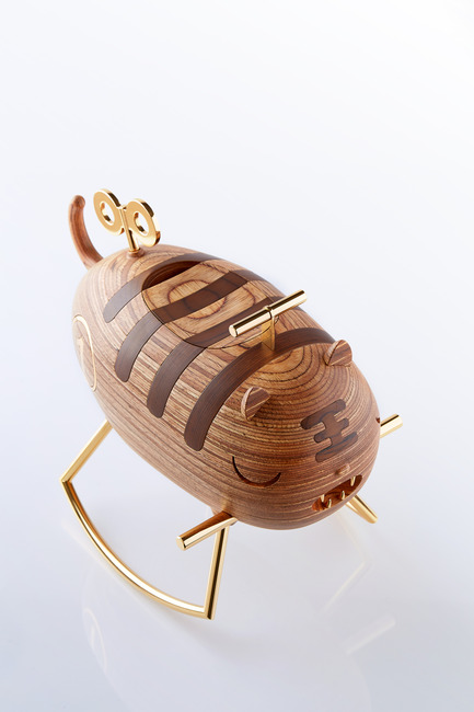 Dossier de presse | 2541-01 - Communiqué de presse | The Endangered - Trigger Design - Design industriel - The Endangered: Tiger<br>345(L) X 210(W) X 283(H) mm<br>Recycled Heveatech wood, matte. Chromed gold on aluminum<br>Scent: Zanzibar Mist by AllSense Scent Lab - Crédit photo : Cause &amp; Effect Studio
