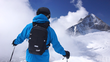 Press kit | 2599-01 - Press release | Wolffepack Capture, the Orbital Backpack, Wins 3 International Design Awards in 2017 - Wolffepack - Product - Wolffepack Summit, on the mountain - Photo credit: Wolffepack Limited