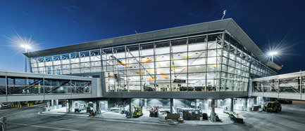 Dossier de presse | 865-25 - Communiqué de presse | Lemay prend pied dans l’Ouest canadien en s’associant avec Toker + Associates de Calgary - Lemay - Architecture commerciale - Aéroport de Montréal - Crédit photo : Marc Cramer