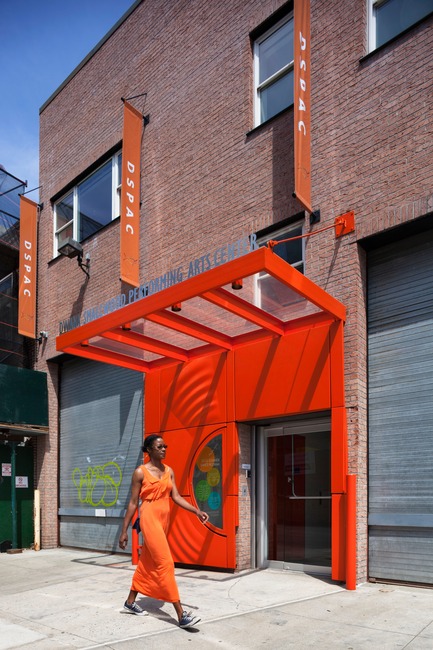 Dossier de presse | 2605-01 - Communiqué de presse | Oprah Sponsored Performing Arts Center Wins Multiple Design Awards - Jordan Parnass Digital Architecture - Architecture institutionnelle - Street Entrance - Crédit photo : Amy Barkow