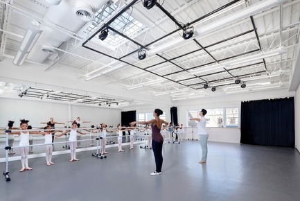 Dossier de presse | 2605-01 - Communiqué de presse | Oprah Sponsored Performing Arts Center Wins Multiple Design Awards - Jordan Parnass Digital Architecture - Architecture institutionnelle - Dance Studio - Crédit photo : Amy Barkow