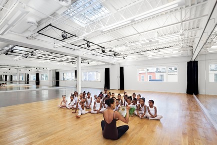 Dossier de presse | 2605-01 - Communiqué de presse | Oprah Sponsored Performing Arts Center Wins Multiple Design Awards - Jordan Parnass Digital Architecture - Architecture institutionnelle - Dance Studio - Crédit photo : Amy Barkow
