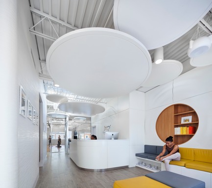 Dossier de presse | 2605-01 - Communiqué de presse | Oprah Sponsored Performing Arts Center Wins Multiple Design Awards - Jordan Parnass Digital Architecture - Architecture institutionnelle - View to Reception Desk - Crédit photo : Amy Barkow