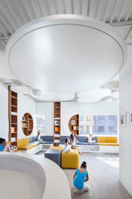 Dossier de presse | 2605-01 - Communiqué de presse | Oprah Sponsored Performing Arts Center Wins Multiple Design Awards - Jordan Parnass Digital Architecture - Architecture institutionnelle -  Reception Area  - Crédit photo : Amy Barkow