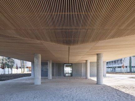 Dossier de presse | 1040-06 - Communiqué de presse | Logements Étudiants HEC - Martin Duplantier Architectes - Architecture résidentielle - N1_La sous-face du RDC en bois ajouré<br><br> - Crédit photo :  Yoahn ZERDOUN&nbsp; 