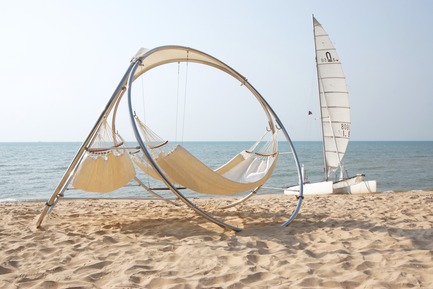 Press kit | 1083-02 - Press release | Trinity Completes Trifecta with Unveiling of Award-Winning Additions to its Hammock Line - TrinityHammocks - Product - Infinity beached - Photo credit: Michael D'Inca