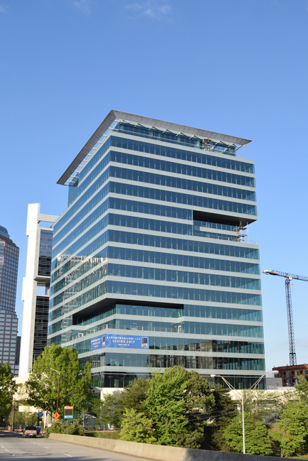 Dossier de presse | 2125-06 - Communiqué de presse | Charlotte NC’s Newest Office Tower Opens For Business - John Portman & Associates - Architecture commerciale - Debut of 615 South College Charlotte, NC May 2017 - Crédit photo : John Portman &amp; Associates