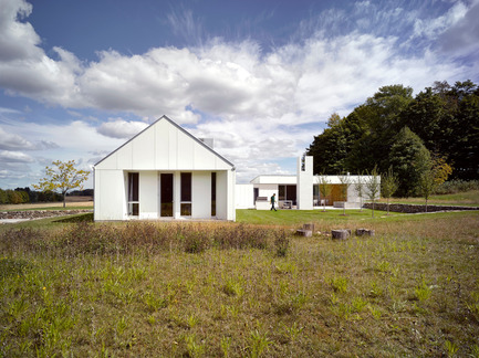 Dossier de presse | 2609-01 - Communiqué de presse | Compass House by superkül Named Architizer A+ Awards Jury Winner - superkül - Architecture résidentielle - The white exterior helps register the seasons, distinct amidst the green fields of summer, and melding into a winter landscape of waning light and snow. - Crédit photo : Ben Rahn / A-Frame