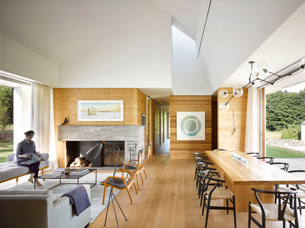 Dossier de presse | 2609-01 - Communiqué de presse | Compass House by superkül Named Architizer A+ Awards Jury Winner - superkül - Architecture résidentielle - Inside, floors and walls made from white oak and knotty white cedar are textured and warm. In contrast, the ceiling above the main space is white, expansive and seemingly boundless. The distinct difference in materiality echoes the meeting of land and sky outside. - Crédit photo : Ben Rahn / A-Frame