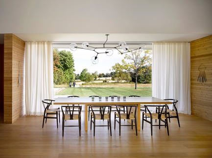 Dossier de presse | 2609-01 - Communiqué de presse | Compass House by superkül Named Architizer A+ Awards Jury Winner - superkül - Architecture résidentielle - Large bifold doors disappear, blurring the boundaries between interior and exterior space. - Crédit photo : Ben Rahn / A-Frame