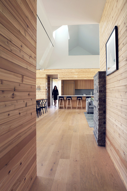 Dossier de presse | 2609-01 - Communiqué de presse | Compass House by superkül Named Architizer A+ Awards Jury Winner - superkül - Architecture résidentielle - The warm oak and cedar floors and walls contrast beautifully with the rough texture of the stone fireplace and the carved geometries of the sculpturally articulated ceiling planes. - Crédit photo : Ben Rahn / A-Frame