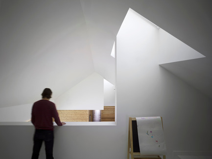 Dossier de presse | 2609-01 - Communiqué de presse | Compass House by superkül Named Architizer A+ Awards Jury Winner - superkül - Architecture résidentielle - Judiciously placed skylights in the soaring pitched roof planes of the house allow soft washes of light to illuminate the interior. - Crédit photo : Ben Rahn / A-Frame
