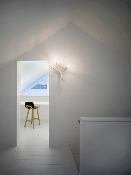 Dossier de presse | 2609-01 - Communiqué de presse | Compass House by superkül Named Architizer A+ Awards Jury Winner - superkül - Architecture résidentielle - An intimate second-floor study provides views of the surrounding landscape through a triangulated window framed by the home’s pitched roof. - Crédit photo : Ben Rahn / A-Frame