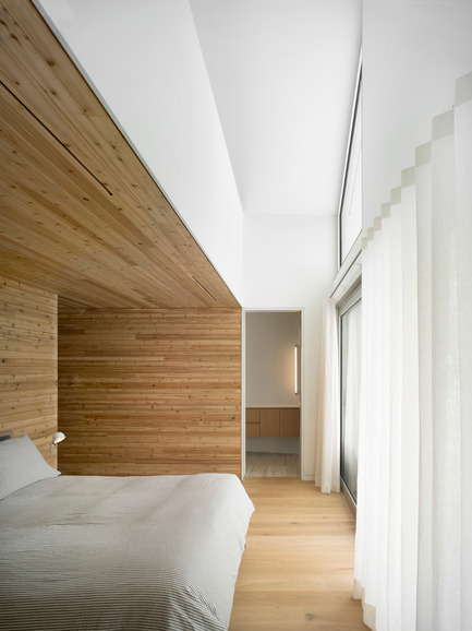 Dossier de presse | 2609-01 - Communiqué de presse | Compass House by superkül Named Architizer A+ Awards Jury Winner - superkül - Architecture résidentielle - Spaces are oriented to capture different views of the landscape. Here, the bedroom enjoys a long view to over almost 100 acres of farmland. - Crédit photo : Ben Rahn / A-Frame
