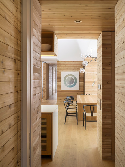Dossier de presse | 2609-01 - Communiqué de presse | Compass House by superkül Named Architizer A+ Awards Jury Winner - superkül - Architecture résidentielle - A view from the bedroom suite into the expansive central family space. - Crédit photo : Ben Rahn / A-Frame
