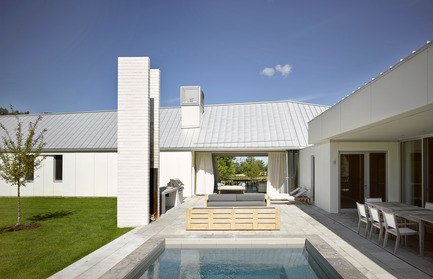 Dossier de presse | 2609-01 - Communiqué de presse | Compass House by superkül Named Architizer A+ Awards Jury Winner - superkül - Architecture résidentielle - The house looks to the east and west during the winter months onto forest and harvested farmland. Toward the end of spring, the opening of the central space’s bifold doors refocuses the view to the north and south onto hills and emerging crops. - Crédit photo : Ben Rahn / A-Frame