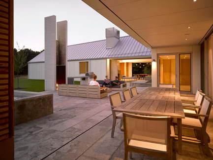 Dossier de presse | 2609-01 - Communiqué de presse | Compass House by superkül Named Architizer A+ Awards Jury Winner - superkül - Architecture résidentielle - A view of the courtyard and covered dining space from Phase Two. - Crédit photo : Ben Rahn / A-Frame