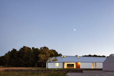 Dossier de presse | 2609-01 - Communiqué de presse | Compass House by superkül Named Architizer A+ Awards Jury Winner - superkül - Architecture résidentielle - This is a project that is built to improve with age. The exterior displays the firm’s commitment to an architecture that endures, manifest in the use of low-maintenance construction materials such as cement-board siding, aluminum windows and a steel roof. Such efforts have resulted in Compass House receiving LEED Gold certification. - Crédit photo : Ben Rahn / A-Frame