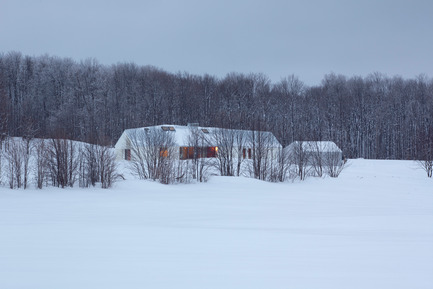 Dossier de presse | 2609-01 - Communiqué de presse | Compass House by superkül Named Architizer A+ Awards Jury Winner - superkül - Architecture résidentielle - Set back into the 200-acre property and away from the road, the house is nestled into the land and against a line of trees that act as a windbreak and provide a sense of enclosure. The house virtually disappears into the snowy whiteness of the winter landscape. - Crédit photo : Ben Rahn / A-Frame