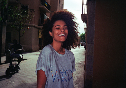 Press kit | 2481-01 - Press release | WRAD's GRAPHI-TEE, Fashion and Sustainable Innovation - WRAD - Fashion Design - WRAD campaign - #WRADpulse // Tina + GRAPHI-TEE Logo - Photo credit: Victor Santiago